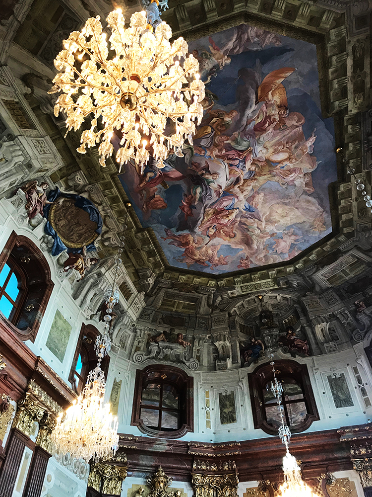 Ornamentos, lámparas y pinturas del museo Belvedere.