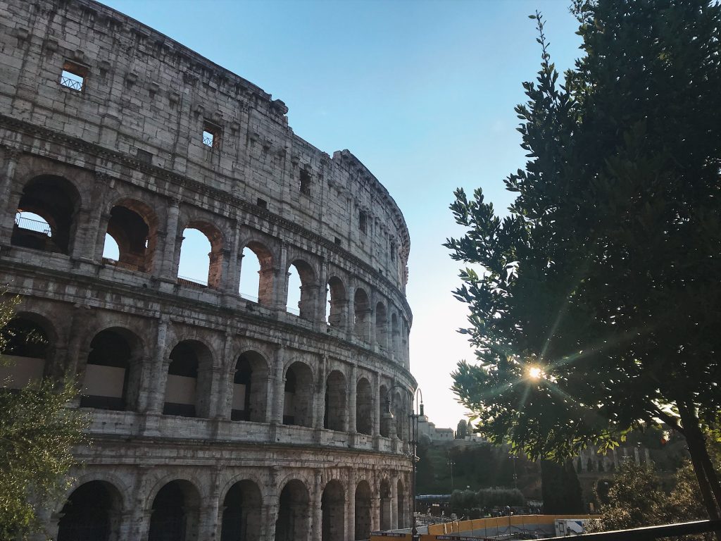 Coliseo Romano al atardecer.