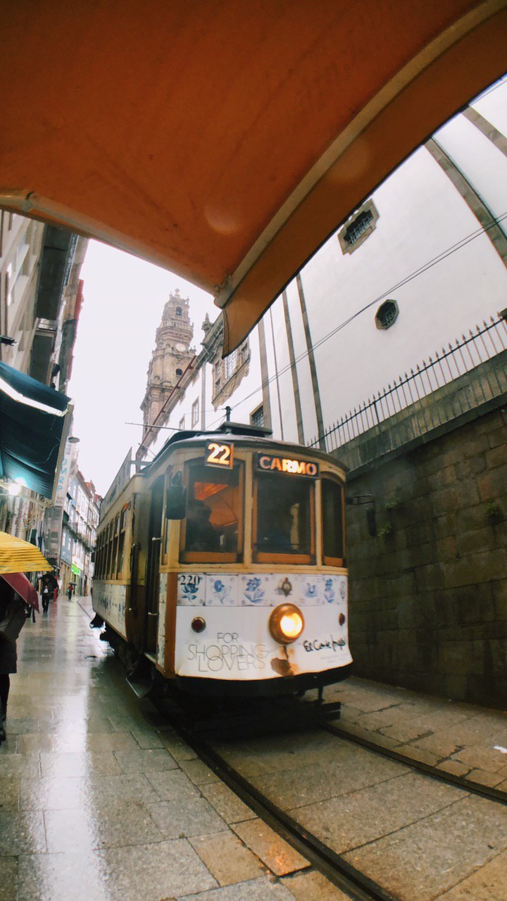 Tranvía, casco antiguo de Oporto.