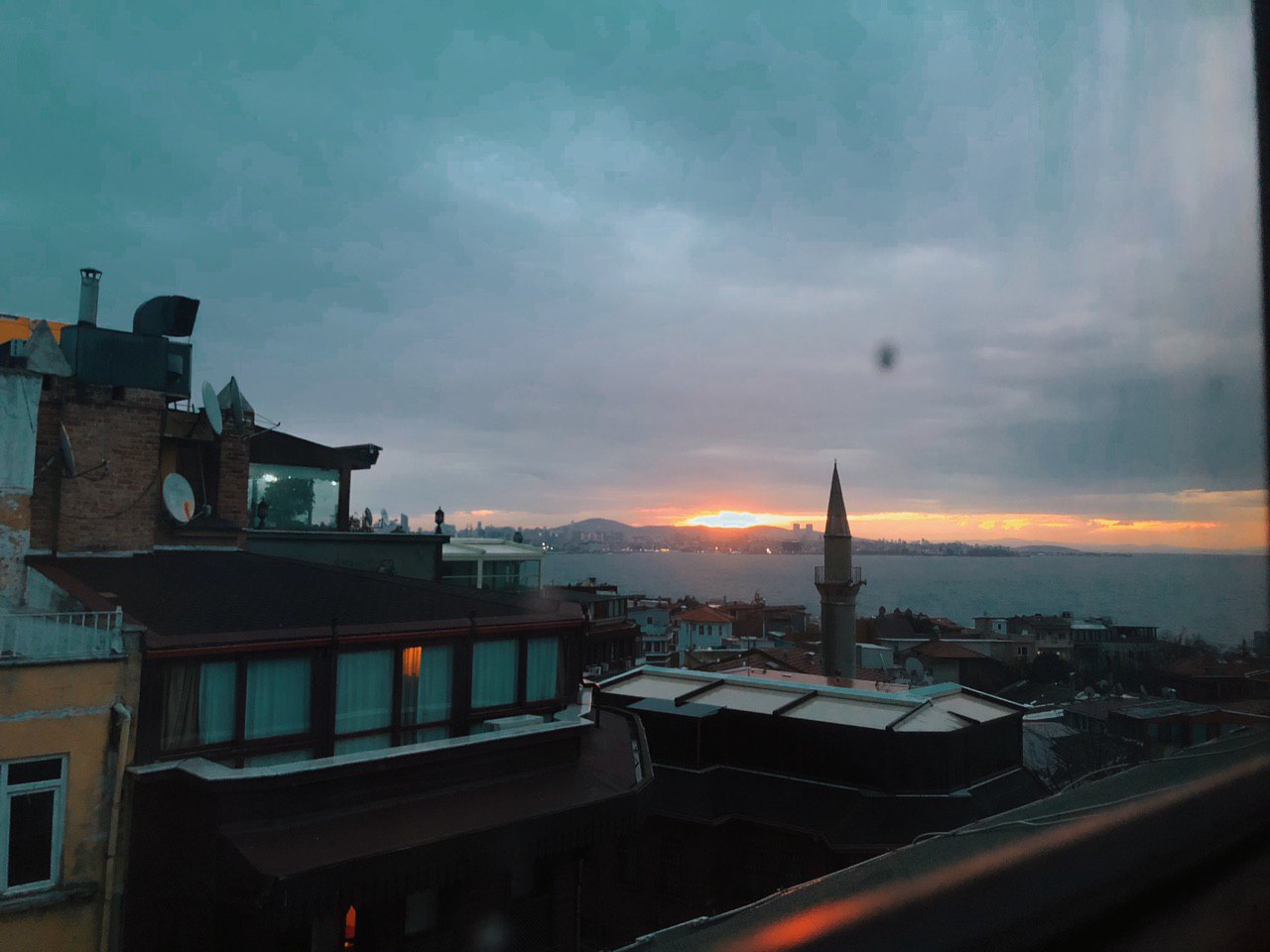 Amanecer sobre el Bósforo en la parte Asiática de Estambul. Guía de viajes.