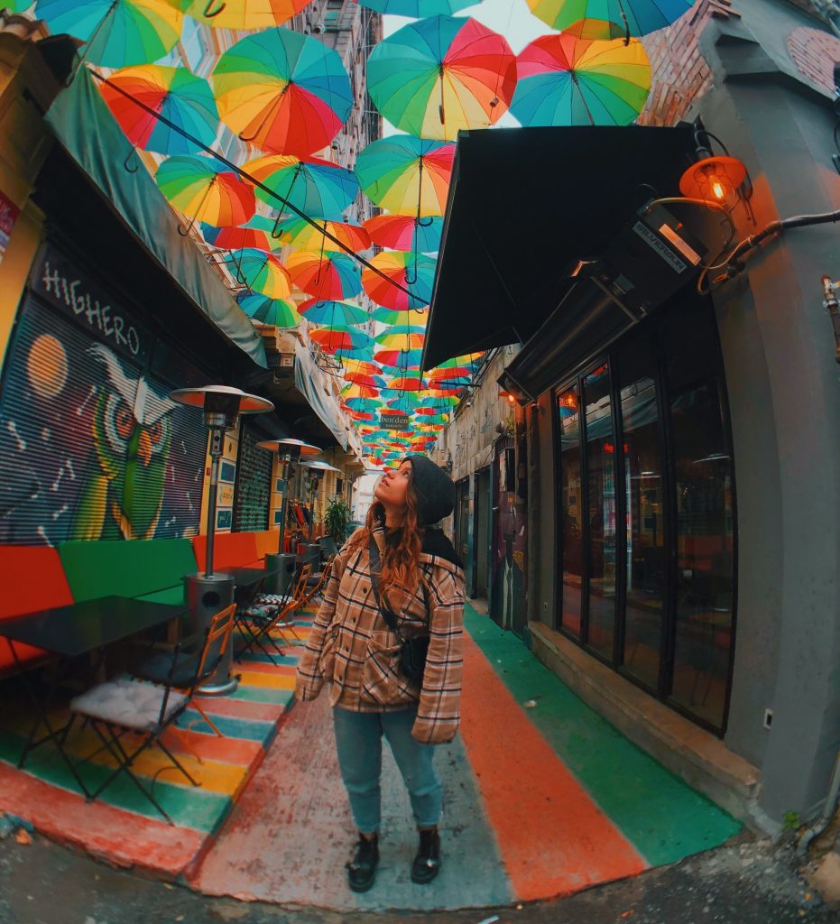 Ortaköy. Calle paraguas de colores en Estambul. Qué ver.