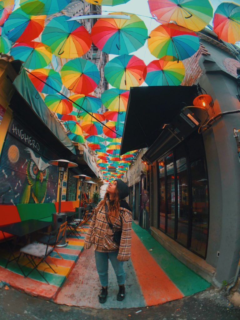 Calle de los paraguas de Estambul, en el barrio Karaköy. Guía de viajes, turquía.