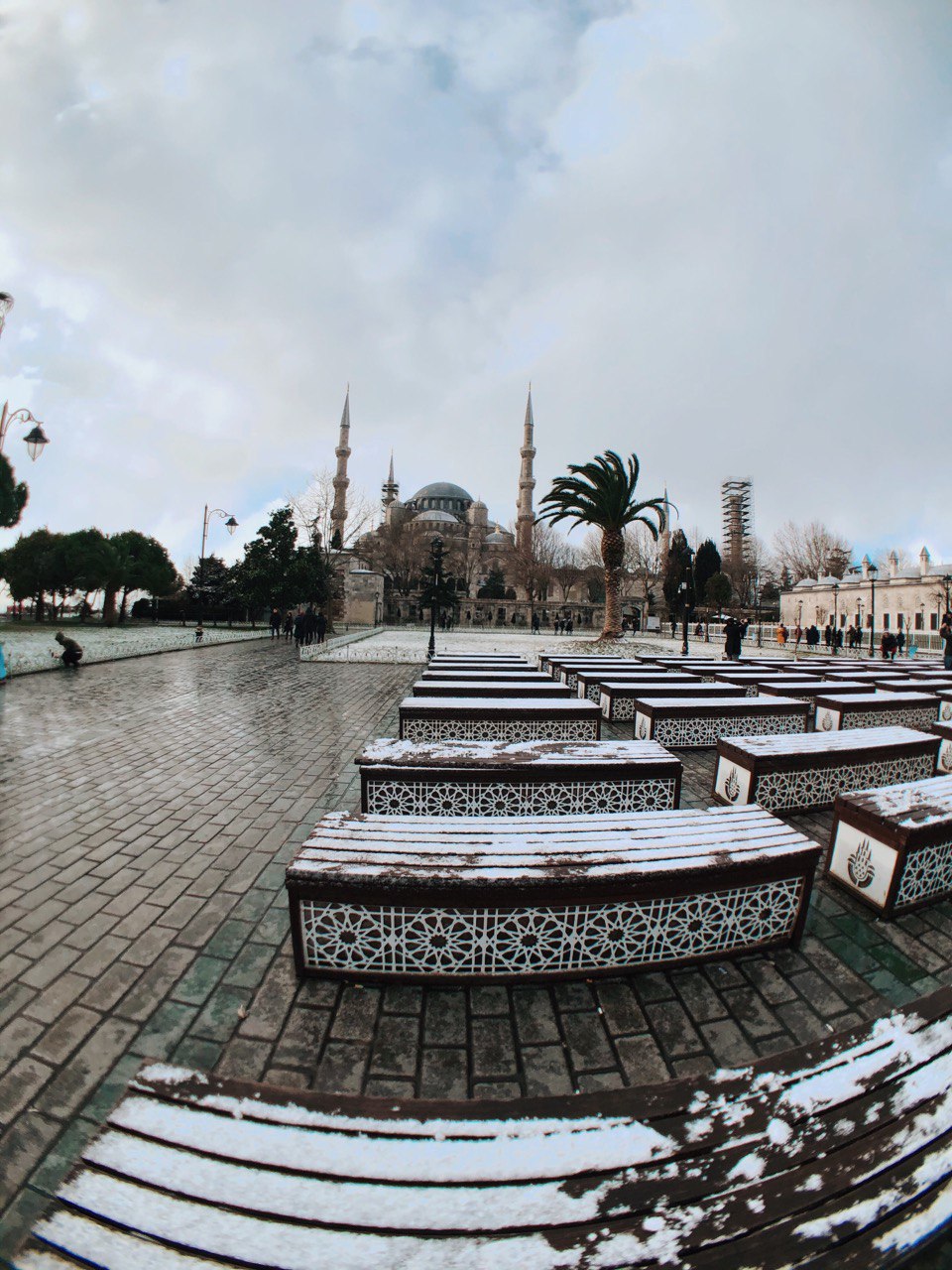 Plaza Sultanahmet. Mezquita azul nevada. Guía de viajes Estambul.